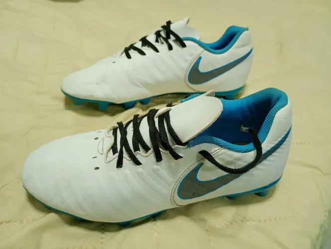 Chuteira Nike campo/ society seminova edição especial