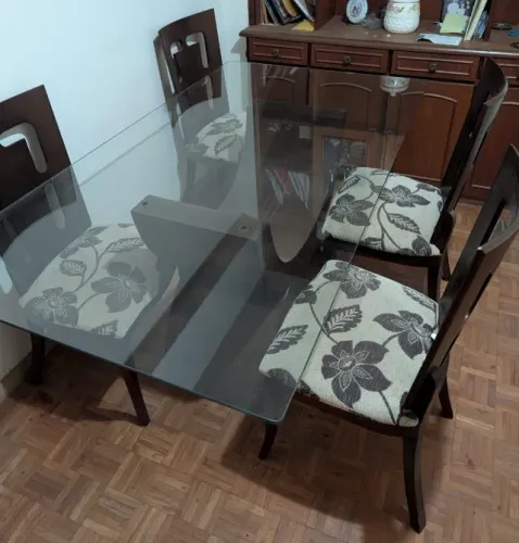 Mesa de jantar de madeira e vidro com 6 cadeiras
