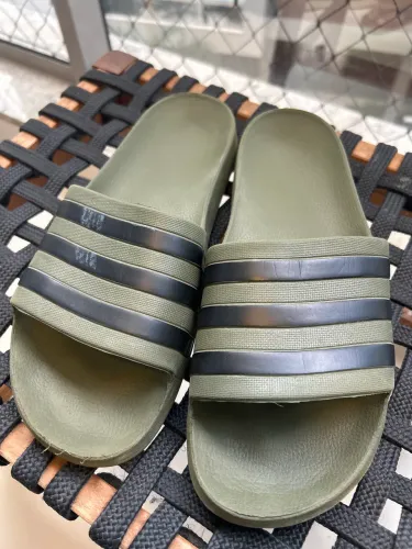 Sandália Adidas - Tamanho 42