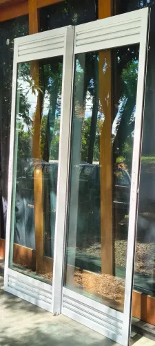 Porta Balcão de Correr em Alumínio Branco com Vidro (1,90 x 2,23m) - Semi-nova!