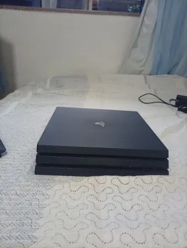 Ps4 pro 1Tera semi novo + controle e 2 jogos 