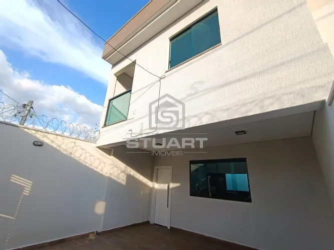 Casa Duplex com 3 quartos, suíte e 2 vagas!