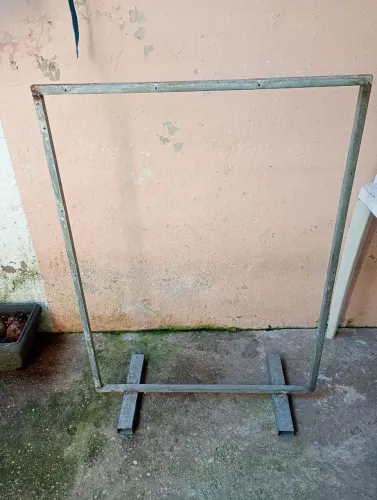 Vendo suporte para banner com ilhoes nem Metalon, medi103 altura  por 77 de largura 