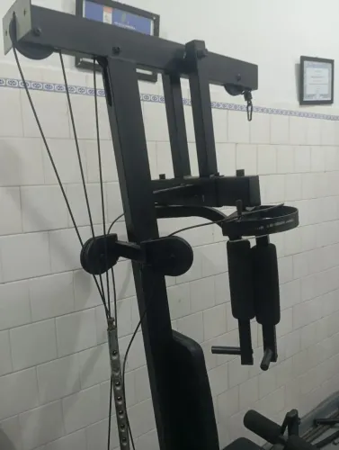 Vendo estação de musculação completa, para exercícios superiores e inferiores.