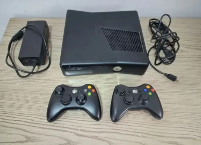 XBOX 360 + dois controles s/fio + HD250 interno