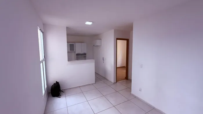 Alugo apartamento padrão de 2/4 no 2º andar com armáios na cozinha e tela de mosquiteiro n