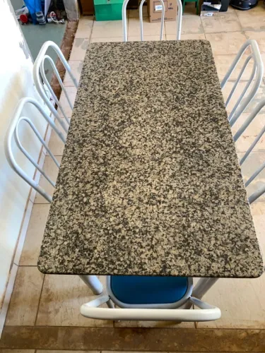 Vendo mesa de jantar ou cozinha com tampo em granito cor cinza andorinha