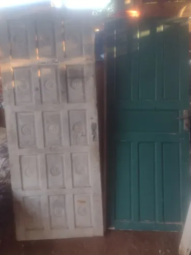 Vende se duas portas usadas sem marco e sem fechadura 