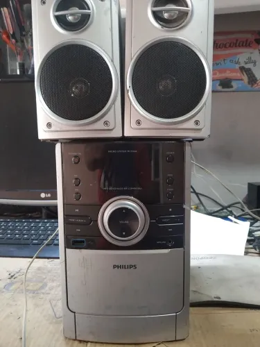 Sozinho Philips MCM166 com2 caixas, usb rádio funcionando perfeitamente os dois canais ok.