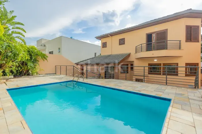 CASA EM CONDOMÍNIO FECHADO, COM 04 DORMS, SENDO 02 SUÍTES, 04 VAGAS, ALPHAVILLE - SP