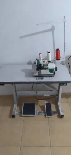 Máquina de costura orveloque