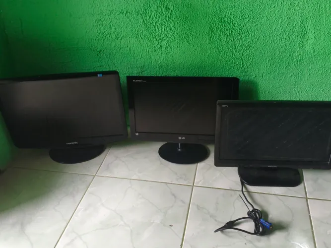 Monitores com defeito