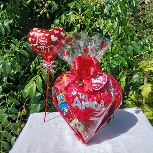 Cesta Coração Com Chocolates Pelúcia Coração Balão e Mensagem Romântica.
