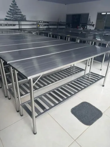 Mesa seminova em aço inox com paneleiro gradeado 2.0x0.43 Metros