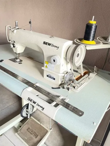 Máquina de Costura Reta Industrial
