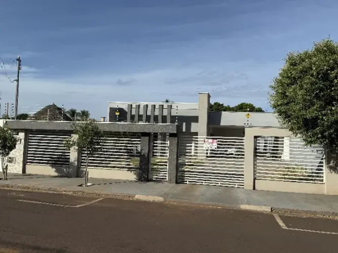 Casa Moderna com 3 Suítes, Energia Solar e Quintal Amplo no Centro de Canarana / MT