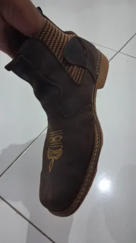 Vende-se Botina - Tamanho 39, em perfeito estado