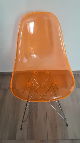 Cadeira Eames Eiffel acrílica laranja transparente - design moderno?