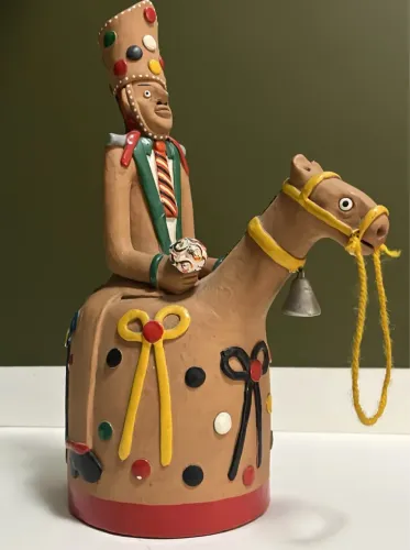 Escultura em cerâmica policromada pelo artista Severino Luiz