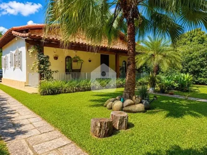 Casa para venda com 2 quartos, 630m² - Cuiabá - Petrópolis/RJ