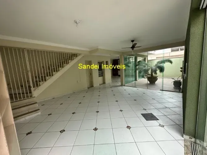 Excelente Casa para Locação na Vila Hortência, Sorocaba-SP: 5 Quartos, 3 Suítes, 1 Sala, 5