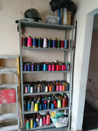 Mesa de Corte + Estante de Aço com Lote de Fios e Linhas