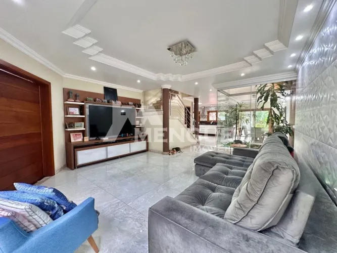 Casa em condomínio com 4 suítes e 5 vagas no bairro Ecoville com 301m por R$ 1.600.000