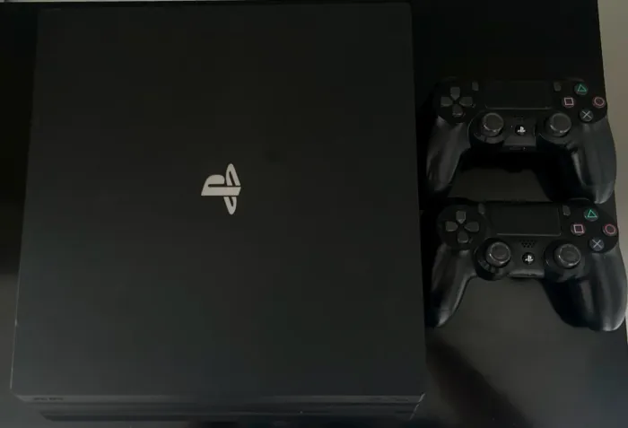 PS4 Pro 1TB + 2 Controles + Mais de 10 Jogos