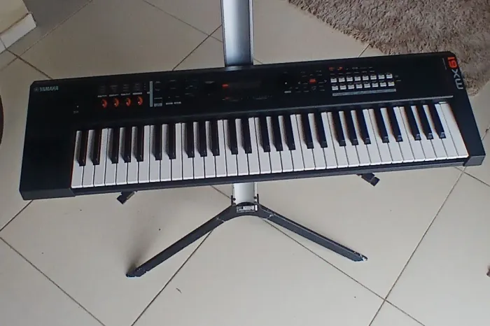 Taclado yamaha MX61 