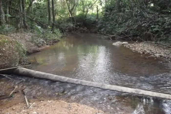 Lindo baixadão de 4.5 ha, as margens do rio. Jaboticatubas (Temos varias opções).