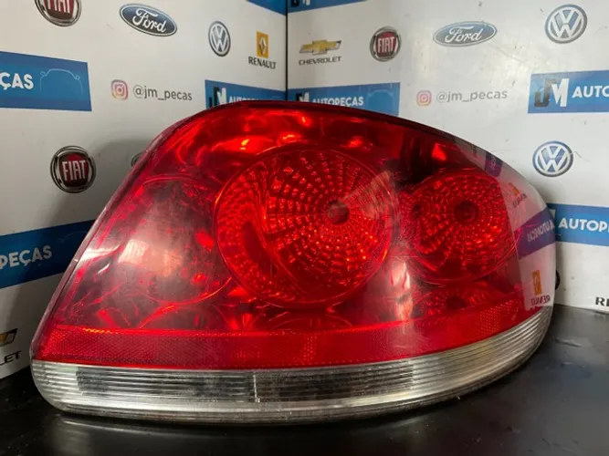 Lanterna lado direito fiat linea 
