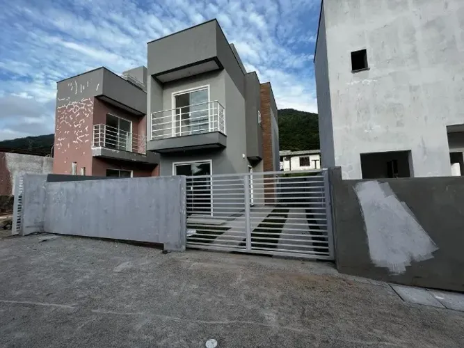 Casa 2 quartos - Ribeirão da Ilha (Caiaganga) apenas 300 m da praia
