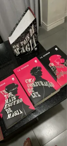 Livros da Série As Crônicas de Aos - V.E. Schwab