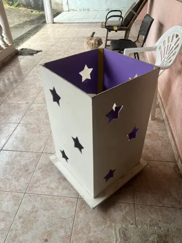 Caixa de madeira decorada com estrelas para guardar brinquedos