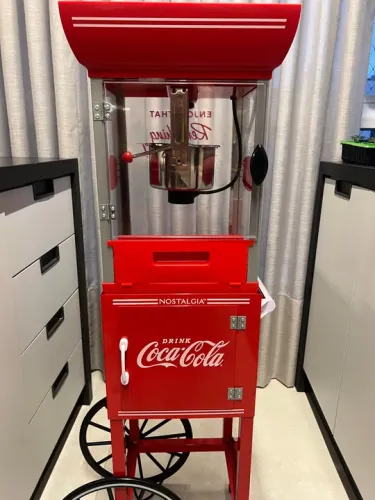 Locação Blumenau Máquina de pipoca Nostalgia vintage com carrinho Coca-Cola
