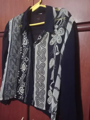 Camisa feminina manga longa azul meio transparente 