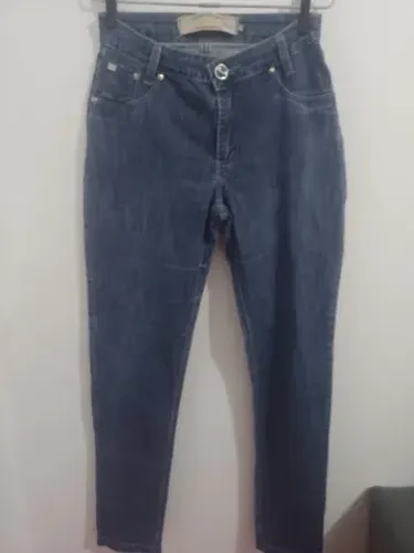 Calça jeans feminina da skalem