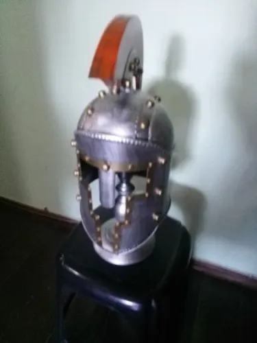 Capacete Romano de metal na caixa