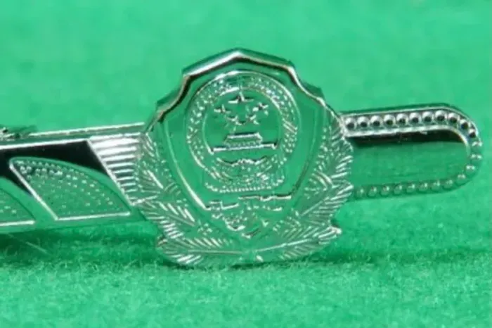 Prendedor de gravata de metal prateado da Polícia da República Popular da China