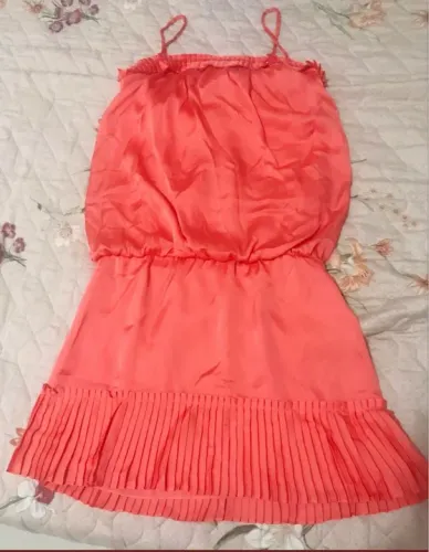 Vestido Rosa Decote V com Detalhes em Renda