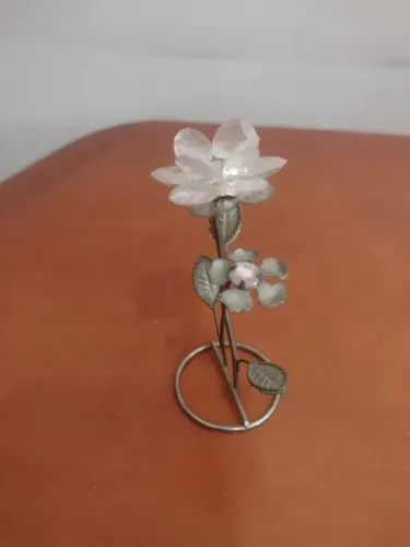 Flor em metal prateado 