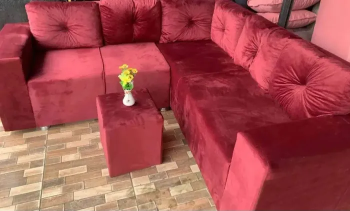 Sofá de canto com puff de brinde 