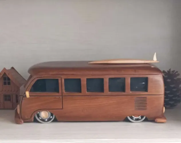 miniatura feito em madeira nobre, acabamento em verniz, kombi