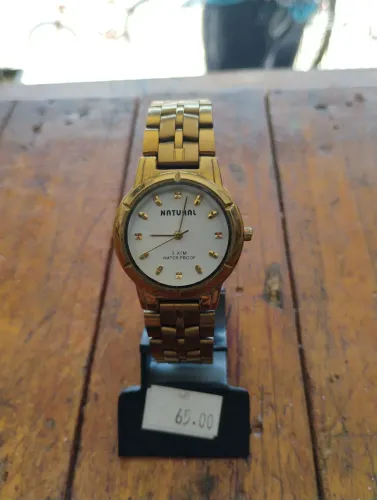 Relógio dourado aprova dágua