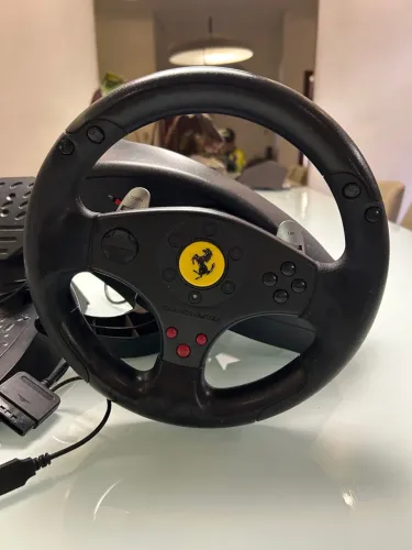 Volante Ferrari Thrustmaster GT experience