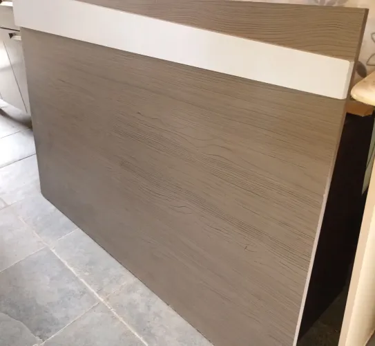 Painel de TV Amadeirado com Detalhe Branco