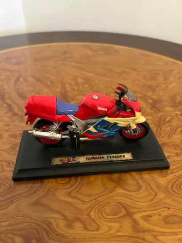 Miniatura Yamaha FZR600R, Maisto