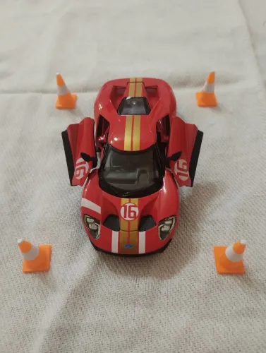 Miniatura Ford GT 2017 Estampado Vermelho Fricção 12cm de Comprimento