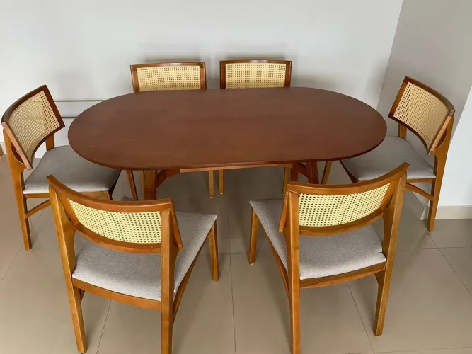 Mesa com folha natural de madeira oval com 6 cadeiras 