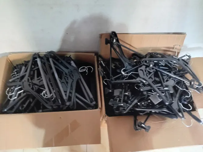 Cabides de Roupa Novos - Pacote com Vários